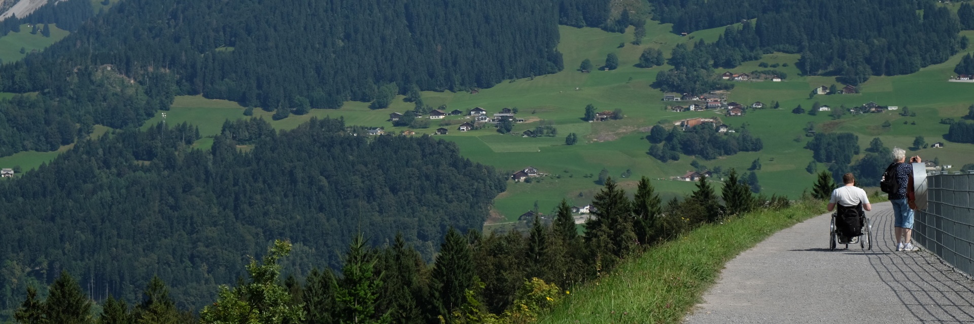 Der Weg um das Staubecken Latschau ist "topfeben" und bietet eine großartige Aussicht.